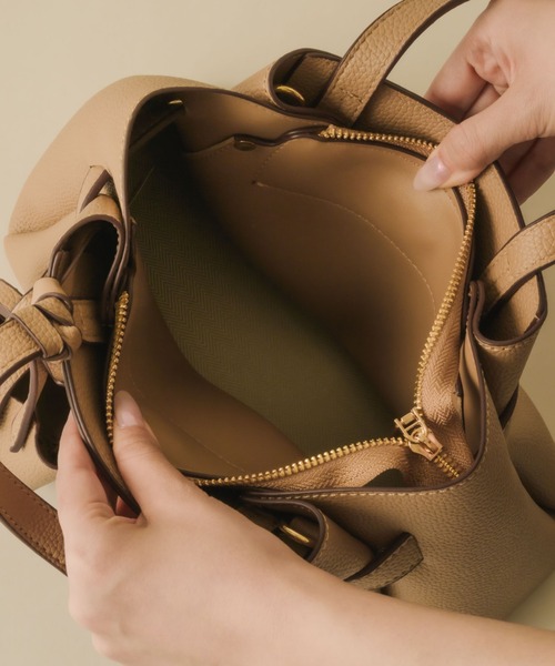 NEUNA（ヌナ）の「ミニバッグチャーム付きノットベルトスクエアバッグ（ショルダーバッグ・レディース・ブラック/ブラウン/グレイッシュベージュ・FREE）」の13枚目の写真