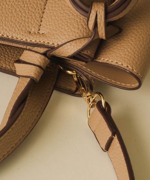 NEUNA（ヌナ）の「ミニバッグチャーム付きノットベルトスクエアバッグ（ショルダーバッグ・レディース・ブラック/ブラウン/グレイッシュベージュ・FREE）」の16枚目の写真