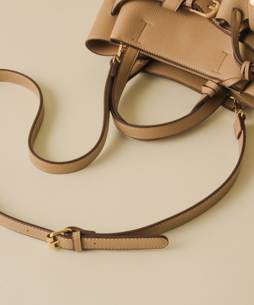 NEUNA（ヌナ）の「ミニバッグチャーム付きノットベルトスクエアバッグ（ショルダーバッグ・レディース・ブラック/ブラウン/グレイッシュベージュ・FREE）」の5枚目の写真