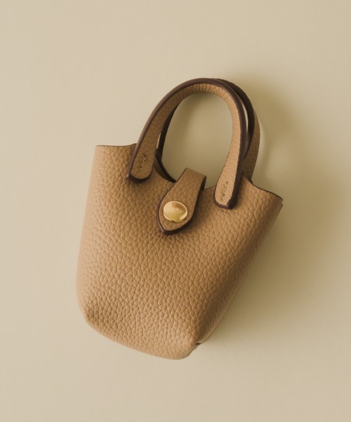 NEUNA（ヌナ）の「ミニバッグチャーム付きノットベルトスクエアバッグ（ショルダーバッグ・レディース・ブラック/ブラウン/グレイッシュベージュ・FREE）」の9枚目の写真