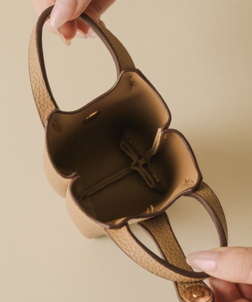 NEUNA（ヌナ）の「ミニバッグチャーム付きノットベルトスクエアバッグ（ショルダーバッグ・レディース・ブラック/ブラウン/グレイッシュベージュ・FREE）」の11枚目の写真