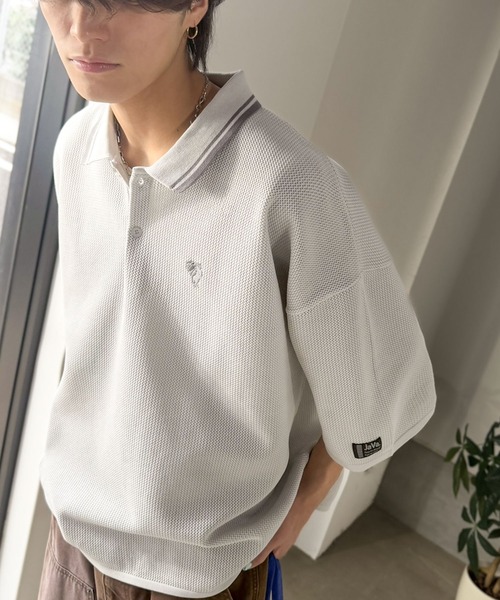 Java（ジャバ）の「《JaVaジャバコラボ》軽くて涼しくてアイロン要らず！ワンポイント刺繍入り 襟ライン配色 サマーニットポロシャツ（半袖）（ポロシャツ・メンズ・ライトグレー/カーキ/アイボリー/ブラック・SMALL/MEDIUM/LARGE）」の19枚目の写真