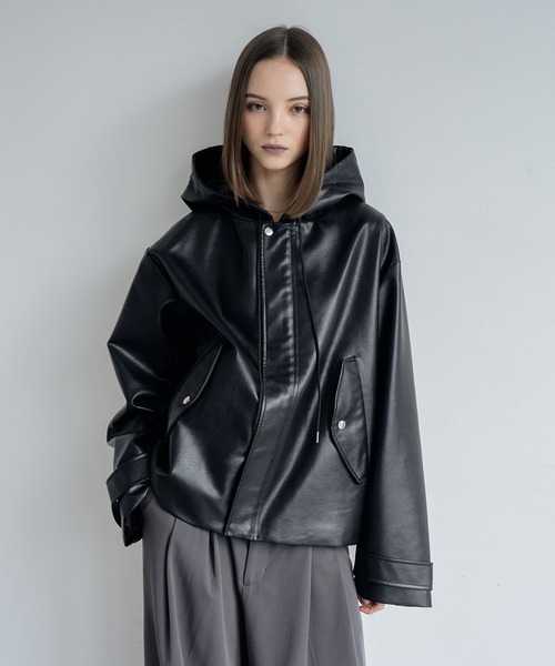 ELLUV（エルブ）の「【ELLUV/エルヴ】ハイクラスPUレザー オーバーショートフードブルゾン（ブルゾン・メンズ・ブラック/ダークブラック・S/M/L）」の2枚目の写真