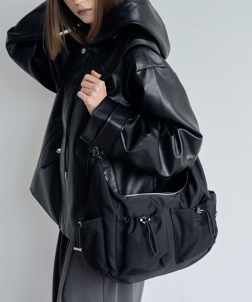 ELLUV（エルブ）の「【ELLUV/エルヴ】ハイクラスPUレザー オーバーショートフードブルゾン（ブルゾン・メンズ・ブラック/ダークブラック・S/M/L）」の16枚目の写真