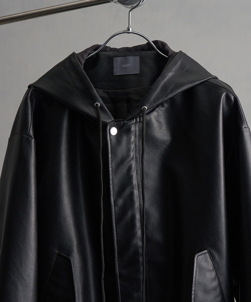 ELLUV（エルブ）の「【ELLUV/エルヴ】ハイクラスPUレザー オーバーショートフードブルゾン（ブルゾン・メンズ・ブラック/ダークブラック・S/M/L）」の5枚目の写真