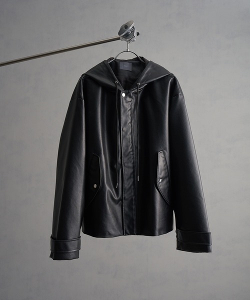 ELLUV（エルブ）の「【ELLUV/エルヴ】ハイクラスPUレザー オーバーショートフードブルゾン（ブルゾン・メンズ・ブラック/ダークブラック・S/M/L）」の3枚目の写真