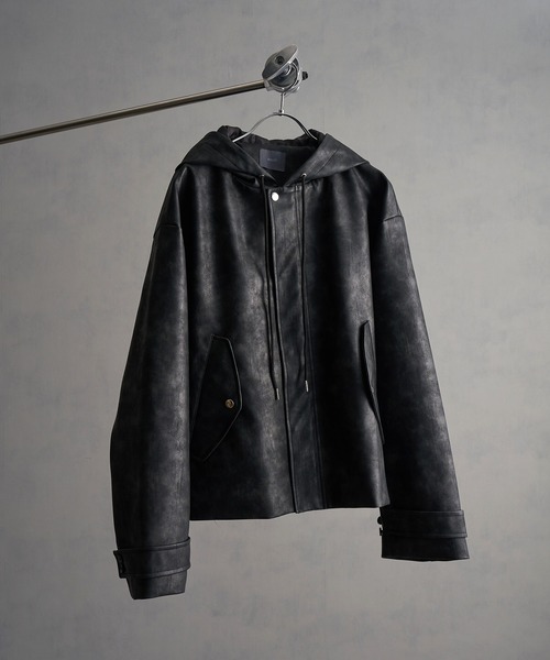 ELLUV（エルブ）の「【ELLUV/エルヴ】ハイクラスPUレザー オーバーショートフードブルゾン（ブルゾン・メンズ・ブラック/ダークブラック・S/M/L）」の4枚目の写真