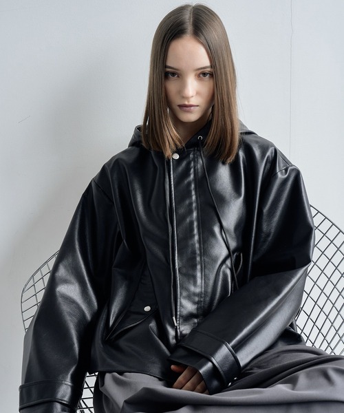 ELLUV（エルブ）の「【ELLUV/エルヴ】ハイクラスPUレザー オーバーショートフードブルゾン（ブルゾン・メンズ・ブラック/ダークブラック・S/M/L）」の10枚目の写真