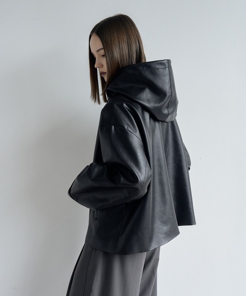 ELLUV（エルブ）の「【ELLUV/エルヴ】ハイクラスPUレザー オーバーショートフードブルゾン（ブルゾン・メンズ・ブラック/ダークブラック・S/M/L）」の12枚目の写真