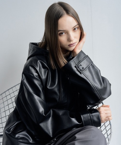 ELLUV（エルブ）の「【ELLUV/エルヴ】ハイクラスPUレザー オーバーショートフードブルゾン（ブルゾン・メンズ・ブラック/ダークブラック・S/M/L）」の6枚目の写真