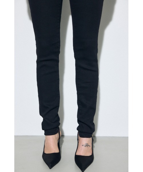 AZUL by moussy(アズールバイマウジー)の「【身長/骨格別着用画像あり】【WEB限定】AZUL DENIM ジャストウエストスキニーデニム ストレッチ 履き心地抜群 足長 美脚 細見え(デニムパンツ・レディース・ブルー/ブラック/ライトブルー・X-SMALL/SMALL/MEDIUM/LARGE)」の17枚目の写真