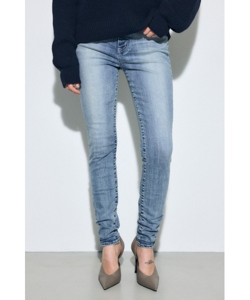 AZUL by moussy(アズールバイマウジー)の「【身長/骨格別着用画像あり】【WEB限定】AZUL DENIM ジャストウエストスキニーデニム ストレッチ 履き心地抜群 足長 美脚 細見え(デニムパンツ・レディース・ブルー/ブラック/ライトブルー・X-SMALL/SMALL/MEDIUM/LARGE)」の18枚目の写真