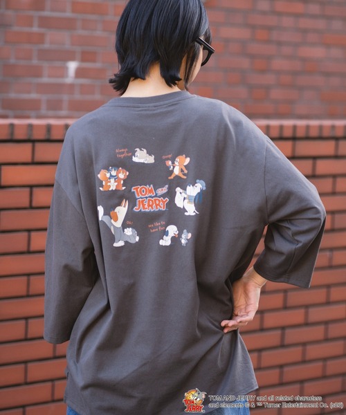 Tom&Jerry(トムアンドジェリー)の「【TOM&JERRY/トムとジェリー】【長めの袖丈で日差しカバーにも!】バックプリント 9分袖 BIGシルエットTシャツ オーバーサイズ キャラクター トムジェリ ストリート スケーター レトロ(Tシャツ/カットソー・レディース・イエロー/スミクロ/ブルー/グレー・LARGE/MEDIUM)」の2枚目の写真