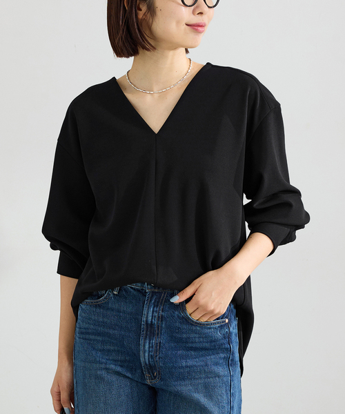 IENA（イエナ）の「《セットアップ対応》カットジョーゼットVネックプルオーバー（シャツ/ブラウス・レディース・ブラック/ネイビー・FREE）」の2枚目の写真