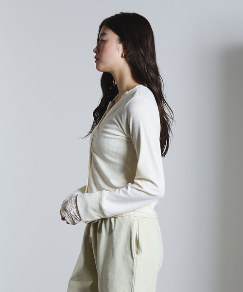 ROSE BUD（ローズバッド）の「FAKE LAYERED CARDIGAN（カーディガン/ボレロ・レディース・オフホワイト/ブラック/ブルー・ONE SIZE）」の5枚目の写真