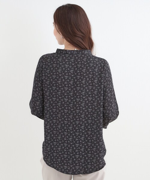 SHOO・LA・RUE（シューラルー）の「【S-LL/7分袖】首元をすっきり魅せる　大人の上品サテンブラウス（シャツ/ブラウス・レディース・ライトブルー/ブラック系6/ホワイト系7・03/02/01/04）」の13枚目の写真