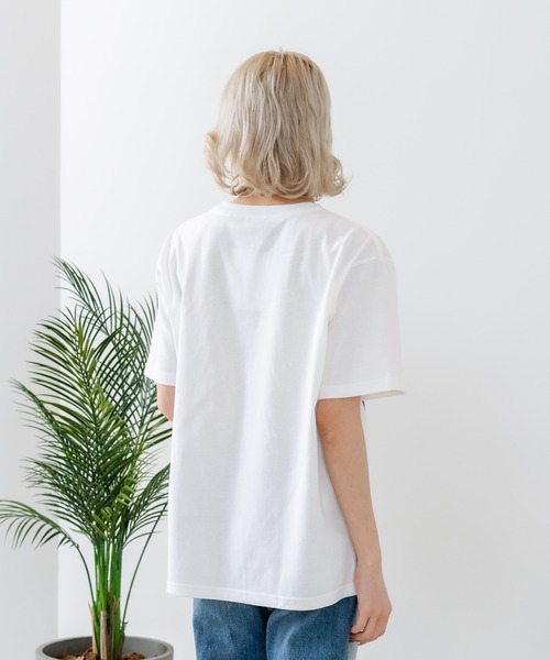 CONVERSE(コンバース)の「【CONVERSE/コンバース】【ゆるめで魅せる抜け感】オーバーサイズTシャツ 綿100% ストリート・アメカジ ユニセックス(Tシャツ/カットソー・レディース・ライトグレー/ホワイト/ブラック・LARGE/MEDIUM)」の4枚目の写真
