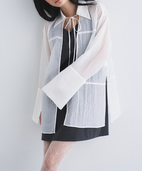 CODE A(コードエー)の「point neck ribbon shirts(シャツ/ブラウス・レディース・ブラック/ホワイト/ピンク・00)」の1枚目の写真
