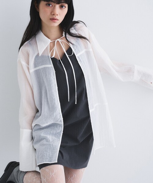 CODE A(コードエー)の「point neck ribbon shirts(シャツ/ブラウス・レディース・ブラック/ホワイト/ピンク・00)」の4枚目の写真