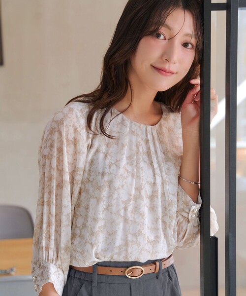 Tiaclasse（ティアクラッセ）の「水彩花柄シフォンブラウス（シャツ/ブラウス・レディース・ベージュ/グレー/ブルー・XXL/XL）」の2枚目の写真