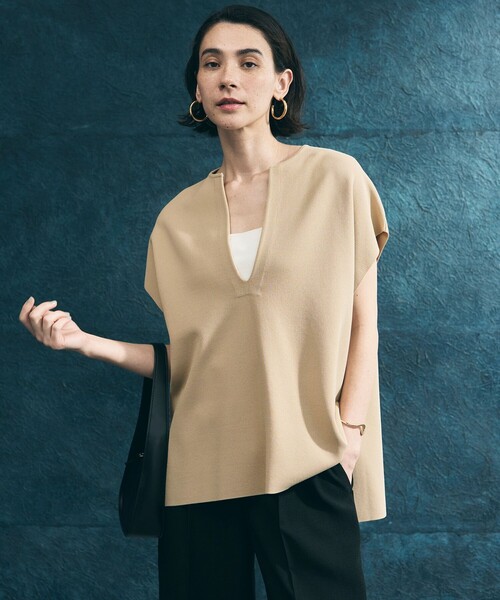 UNFILO(アンフィーロ)の「【WEB限定カラー】スゴ機能美ニット キーネック ジレ(ニット/セーター・レディース・ブラック系/ベージュ系/こしょう色系/グレー系・SMALL/MEDIUM)」の4枚目の写真