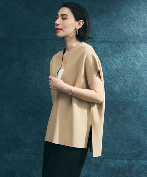 UNFILO(アンフィーロ)の「【WEB限定カラー】スゴ機能美ニット キーネック ジレ(ニット/セーター・レディース・ブラック系/ベージュ系/こしょう色系/グレー系・SMALL/MEDIUM)」の8枚目の写真