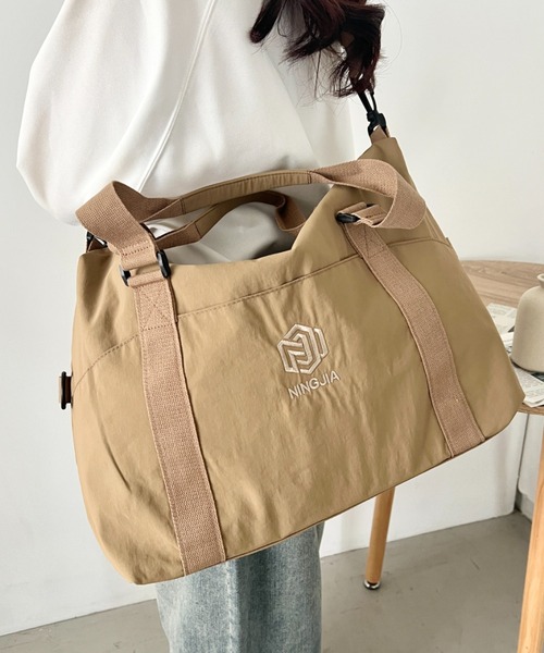 wears(ウェアーズ)の「【2WAY・大容量】ワントーンカラーナイロンボストンバッグ/トラベルバッグ(ボストンバッグ・レディース・ブラック/ブラウン/グレー/ライトベージュ・FREE)」の3枚目の写真