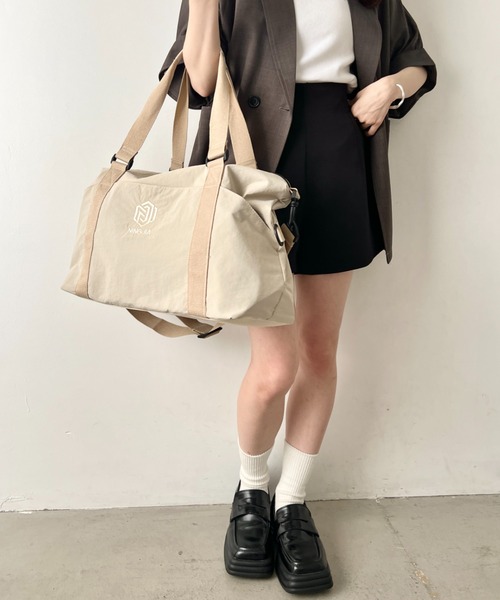 wears(ウェアーズ)の「【2WAY・大容量】ワントーンカラーナイロンボストンバッグ/トラベルバッグ(ボストンバッグ・レディース・ブラック/ブラウン/グレー/ライトベージュ・FREE)」の9枚目の写真
