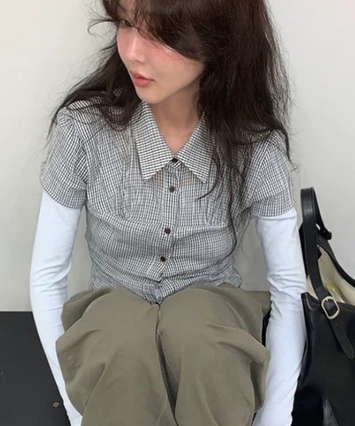 Sibra(シブラ)の「胸元シャーリング×ほんのりシアー素材 チェック柄半袖シャツブラウス(シャツ/ブラウス・レディース・ブルー/ネイビー/グレー・M)」の2枚目の写真