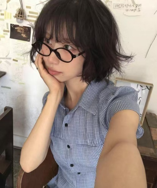 Sibra(シブラ)の「胸元シャーリング×ほんのりシアー素材 チェック柄半袖シャツブラウス(シャツ/ブラウス・レディース・ブルー/ネイビー/グレー・M)」の6枚目の写真
