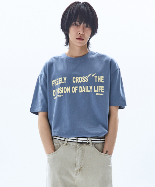 RAIMENT(レイメント)の「ディビジョンレタリング半袖Tシャツ_アッシュブルー(Tシャツ/カットソー・メンズ・その他・SMALL/MEDIUM/LARGE)」の1枚目の写真