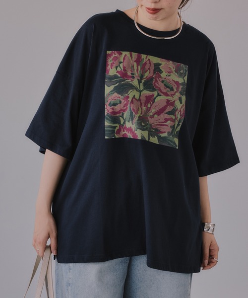 210nouve(トゥージュヌーブ)の「フラワー アート オーバーサイズ Tシャツ(Tシャツ/カットソー・レディース・ブラック/ホワイト/ネイビー/ベージュ・FREE)」の1枚目の写真