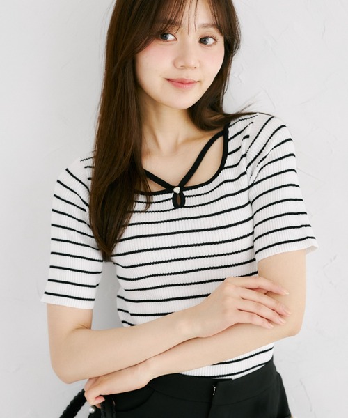 tocco closet(トッコ クローゼット)の「【ZOZO限定】接触冷感パールビジューネックリブトップス(Tシャツ/カットソー・レディース・ネイビー/ブラック/その他/オフホワイト・M)」の4枚目の写真