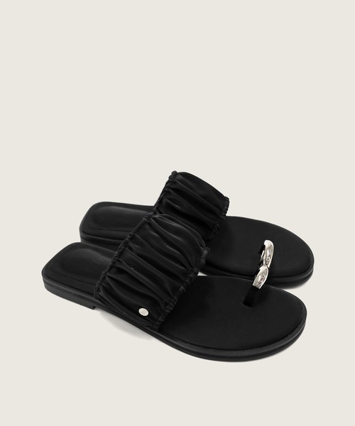 hiamu(ヒアム)の「シルバーリングポイントシャーリングストラップフラットトングサンダル/2026 SS SHRRING COLLECTION(サンダル・レディース・ホワイト/ブラック/ベージュ/アイボリー・23.0cm/23.5cm/24.0cm/24.5cm/25.0cm)」の4枚目の写真