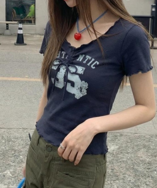 tolene(トレネ)の「フロントシャーリング リボン ロゴプリント メロウベビーTシャツ(Tシャツ/カットソー・レディース・ネイビー/グレー・FREE)」の7枚目の写真