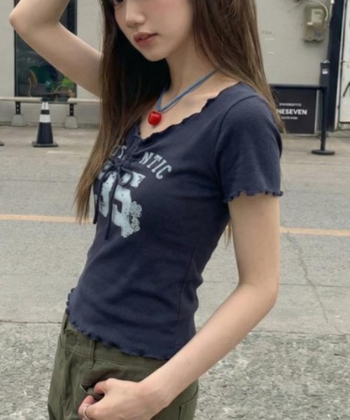 tolene(トレネ)の「フロントシャーリング リボン ロゴプリント メロウベビーTシャツ(Tシャツ/カットソー・レディース・ネイビー/グレー・FREE)」の11枚目の写真