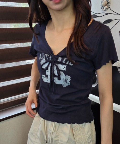 tolene(トレネ)の「フロントシャーリング リボン ロゴプリント メロウベビーTシャツ(Tシャツ/カットソー・レディース・ネイビー/グレー・FREE)」の14枚目の写真