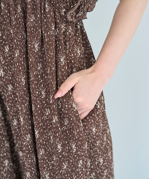 mil(ミル)の「小花柄 シャーリングワンピース【587232】(ワンピース・レディース・ブラウン/ブラック・S/XS)」の7枚目の写真