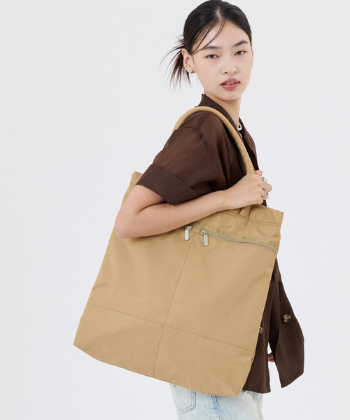 LeSportsac(レスポートサック)の「【LeSportsac×Megumi Kanzaki】SMART CARRY TOTE アップルジンジャーメタルジッパー(トートバッグ・レディース・ベージュ・FREE)」の1枚目の写真