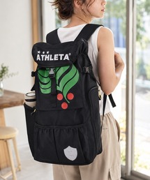 ATHLETA（アスレタ）の「≪athleta≫ボール収納＆シューズ収納まで備えた、約35Lの大容量！ATHLETAらしいフットボールムードを、毎日のスポーツカジュアルに落とし込めるカフェブラバッグパック（バックパック/リュック）」