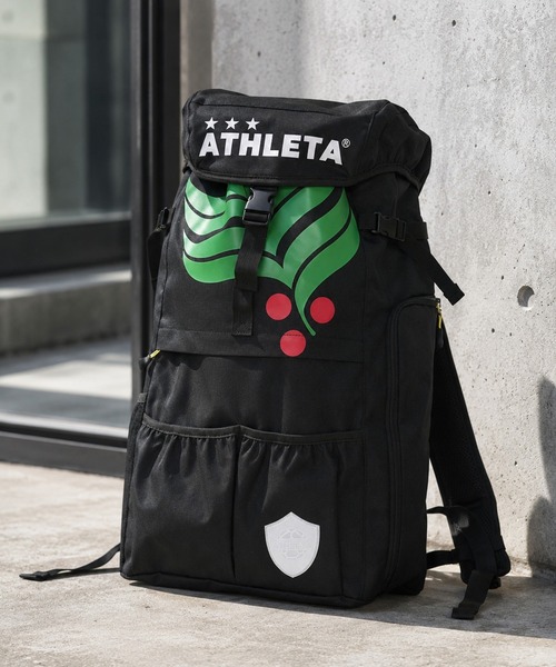 ATHLETA(アスレタ)の「≪athleta≫ボール収納&シューズ収納まで備えた、約35Lの大容量!ATHLETAらしいフットボールムードを、毎日のスポーツカジュアルに落とし込めるカフェブラバッグパック(バックパック/リュック・レディース・ブラック・F)」の2枚目の写真