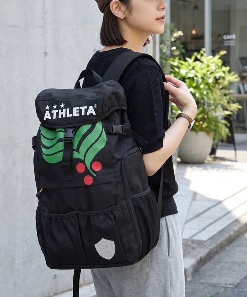 ATHLETA(アスレタ)の「≪athleta≫ボール収納&シューズ収納まで備えた、約35Lの大容量!ATHLETAらしいフットボールムードを、毎日のスポーツカジュアルに落とし込めるカフェブラバッグパック(バックパック/リュック・レディース・ブラック・F)」の3枚目の写真