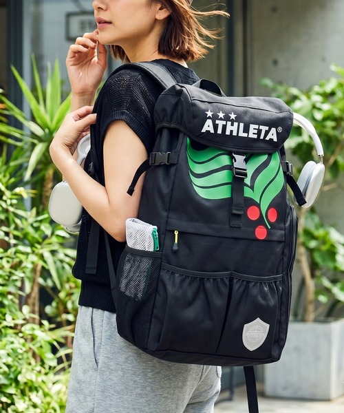 ATHLETA(アスレタ)の「≪athleta≫ボール収納&シューズ収納まで備えた、約35Lの大容量!ATHLETAらしいフットボールムードを、毎日のスポーツカジュアルに落とし込めるカフェブラバッグパック(バックパック/リュック・レディース・ブラック・F)」の4枚目の写真