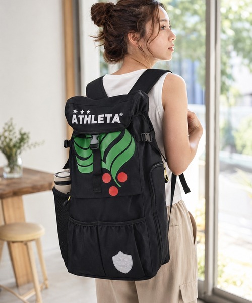 ATHLETA(アスレタ)の「≪athleta≫ボール収納&シューズ収納まで備えた、約35Lの大容量!ATHLETAらしいフットボールムードを、毎日のスポーツカジュアルに落とし込めるカフェブラバッグパック(バックパック/リュック・レディース・ブラック・F)」の5枚目の写真