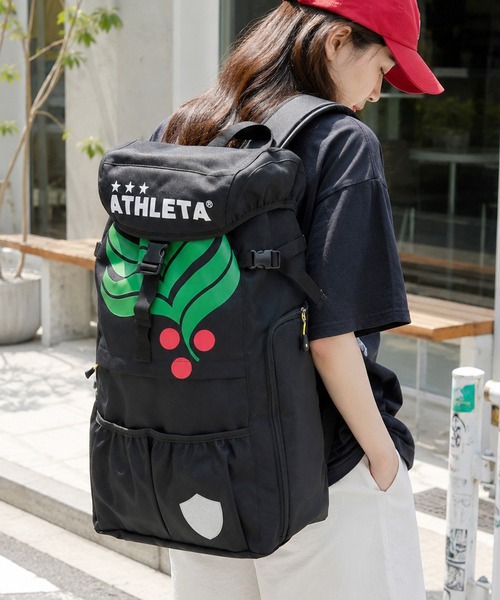 ATHLETA(アスレタ)の「≪athleta≫ボール収納&シューズ収納まで備えた、約35Lの大容量!ATHLETAらしいフットボールムードを、毎日のスポーツカジュアルに落とし込めるカフェブラバッグパック(バックパック/リュック・レディース・ブラック・F)」の6枚目の写真