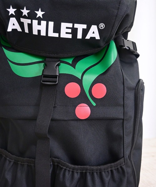 ATHLETA(アスレタ)の「≪athleta≫ボール収納&シューズ収納まで備えた、約35Lの大容量!ATHLETAらしいフットボールムードを、毎日のスポーツカジュアルに落とし込めるカフェブラバッグパック(バックパック/リュック・レディース・ブラック・F)」の10枚目の写真
