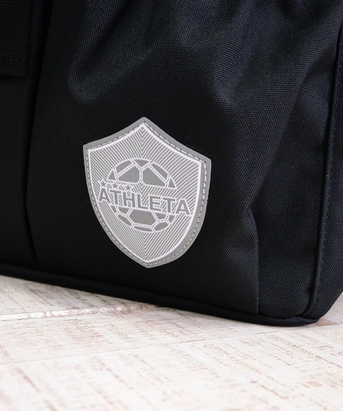 ATHLETA(アスレタ)の「≪athleta≫ボール収納&シューズ収納まで備えた、約35Lの大容量!ATHLETAらしいフットボールムードを、毎日のスポーツカジュアルに落とし込めるカフェブラバッグパック(バックパック/リュック・レディース・ブラック・F)」の11枚目の写真