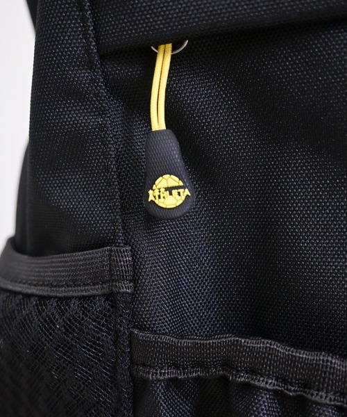 ATHLETA(アスレタ)の「≪athleta≫ボール収納&シューズ収納まで備えた、約35Lの大容量!ATHLETAらしいフットボールムードを、毎日のスポーツカジュアルに落とし込めるカフェブラバッグパック(バックパック/リュック・レディース・ブラック・F)」の12枚目の写真