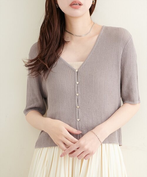 natural couture(ナチュラルクチュール)の「針抜き半袖ハート釦カーディガン(カーディガン/ボレロ・レディース・ブラック/オフホワイト/ピンク/ボルドー/モカ・FREE)」の3枚目の写真
