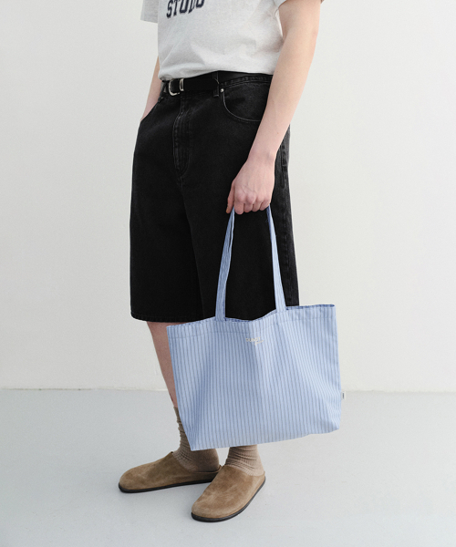 DUNST FOR MEN(ダンストフォーメン)の「STRIPE EASY SHOPPER_UNISEX_UDBA6E213_BLUE STRIPE(ショルダーバッグ・メンズ・ブルー・FREE)」の1枚目の写真